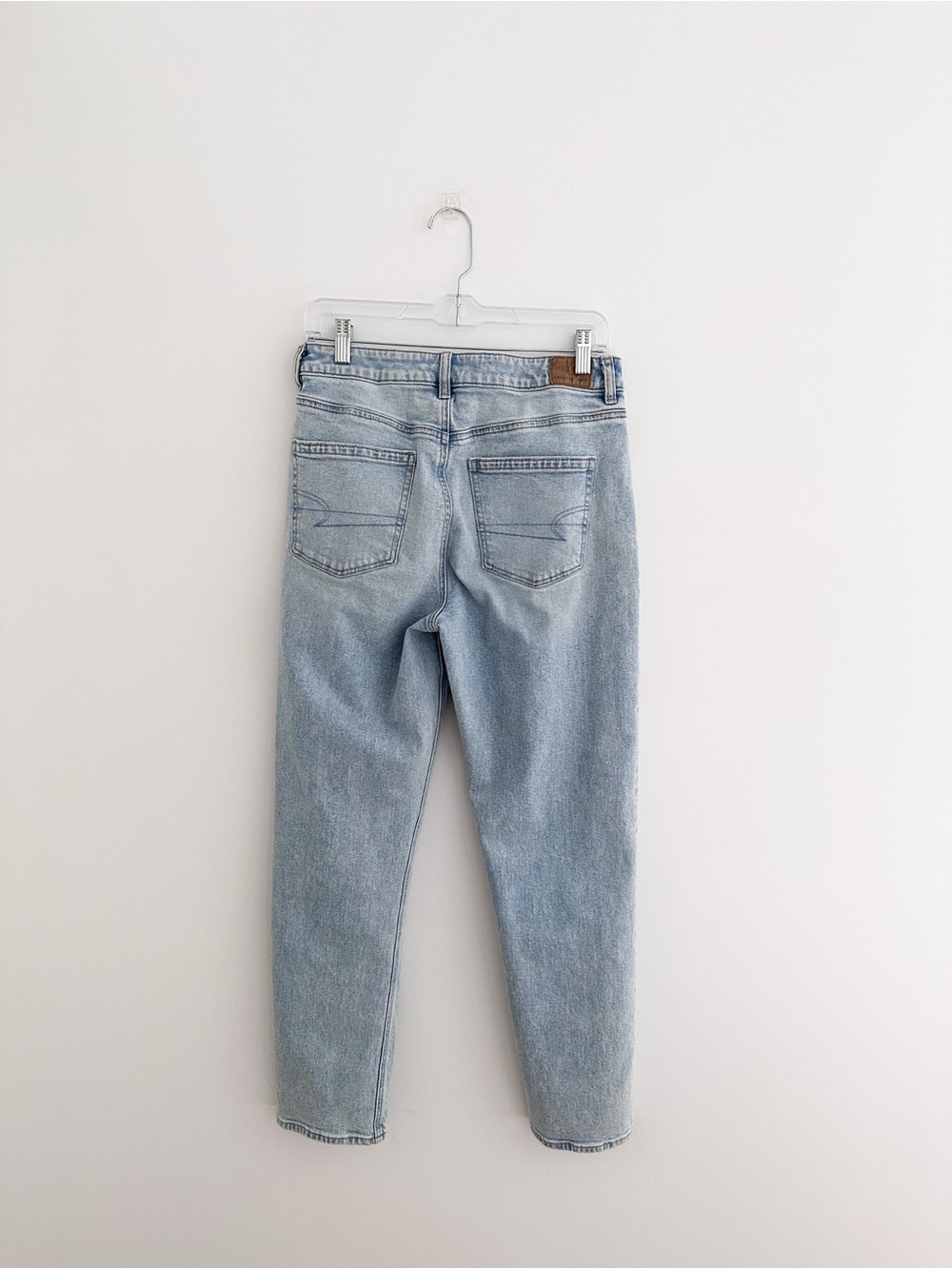 American Eagle Outfitters Strigid Mom Jean Light Wash Straight Leg Size 8 - Picture 7 of 9